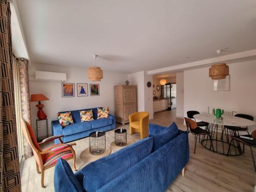 un salon avec un canapé bleu et une table dans l'établissement Magnifique T3, spacieux, lumineux et traversant, à Nice