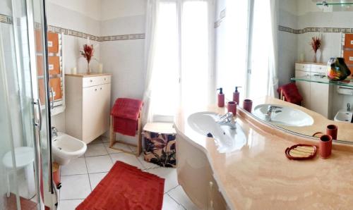 une salle de bain avec une baignoire, un lavabo et des toilettes dans l'établissement Thiais large apartment near ORLY PARIS 4 à 6 personnes, à Thiais