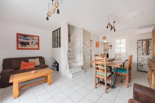 un salon avec un canapé et une table dans l'établissement AS21493 - Villa P3 avec terrasse et solarium, au Grau-du-Roi