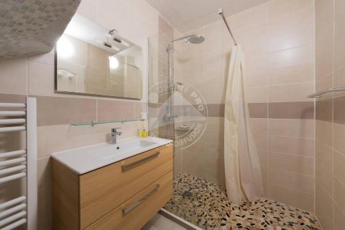 une salle de bain avec un lavabo et une douche dans l'établissement AS21493 - Villa P3 avec terrasse et solarium, au Grau-du-Roi