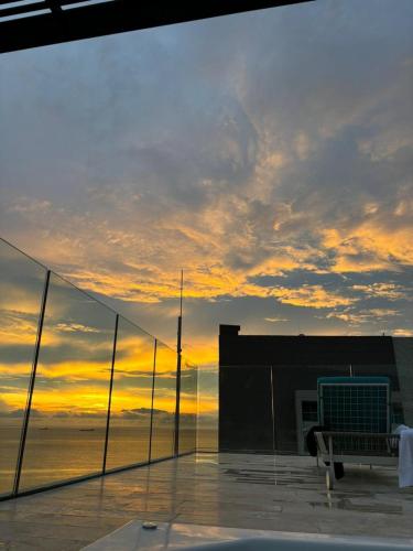 une vue du coucher de soleil depuis le toit d'un bâtiment dans l'établissement Edificio suiloft 1311, à Santa Marta