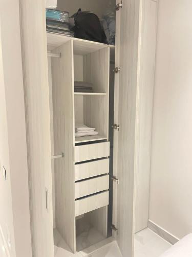 une armoire blanche avec des tiroirs blancs et une porte dans l'établissement Edificio suiloft 1311, à Santa Marta