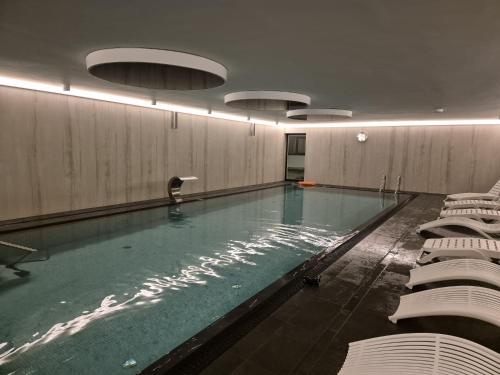 Bazén v ubytovaní Solny Resort - Apartament Aida A048 alebo v jeho blízkosti