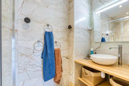 a bathroom with a sink and a shower at Maison pour 6 entre Vignes et Mer in Marseillan