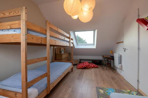 a bedroom with two bunk beds and a desk at Ty Eole Maison Tout Confort 10p in Quiberon