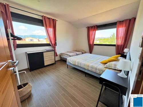 - une chambre avec un lit, 2 fenêtres et un bureau dans l'établissement VILLA MARINA - 5chb - piscine - plage à pied, à Lecci