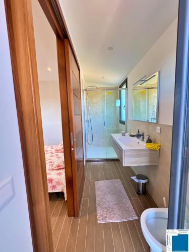 une salle de bain avec une baignoire, un lavabo et une douche dans l'établissement VILLA MARINA - 5chb - piscine - plage à pied, à Lecci