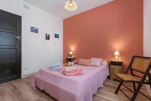 a bedroom with two beds with pink sheets on it at Un jardin al mar in Genovés