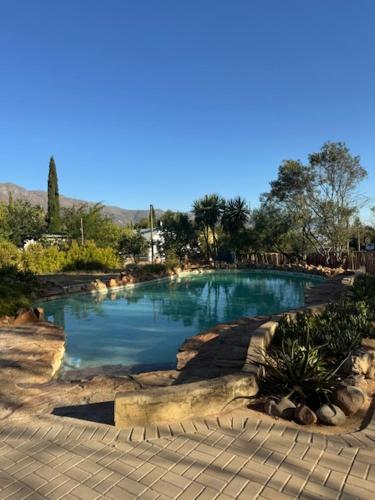 una piscina con agua azul en un parque en Flyers' Lodge, en Porterville