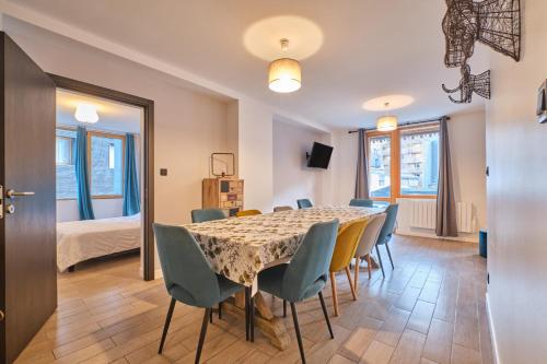 une salle à manger avec une table et des chaises dans l'établissement Marmotte 104, à Les Deux Alpes