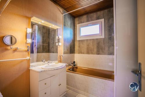 a bathroom with a sink and a mirror at Beautiful air-conditioned and bright apartment in Bollène
