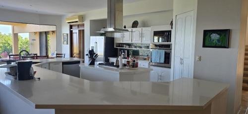 Dapur atau dapur kecil di Casa Sol Azul - remarkable, ocean view 4 BR House in Potrero