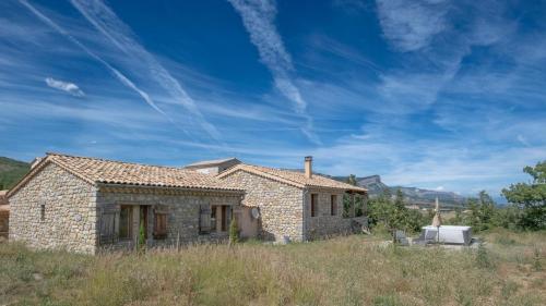 a stone house in the middle of a field at Maison Time-out in Villevieille