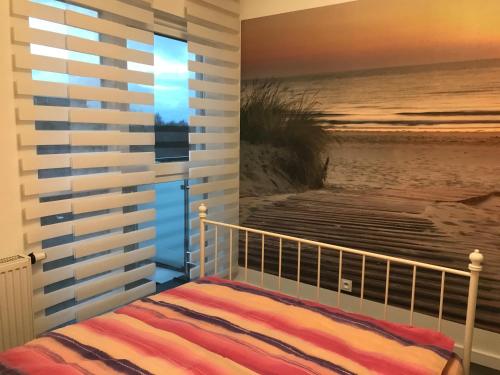 a bedroom with a view of the beach at Oaza spokoju in Jastrzębia Góra