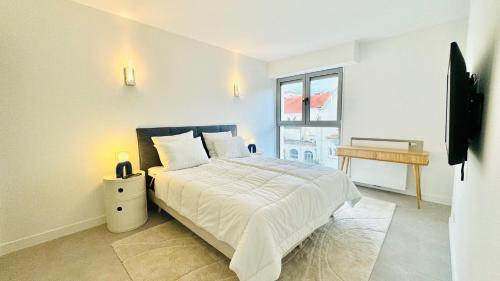 une chambre blanche avec un lit et une fenêtre dans l'établissement Verdalia luxury 3 bedroom by Welcome to Cannes, à Cannes