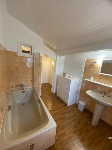 a large bathroom with a tub and a sink at Maison Ascain 10 personnes au pied de la Rhune, proche St Jean de Luz in Ascain