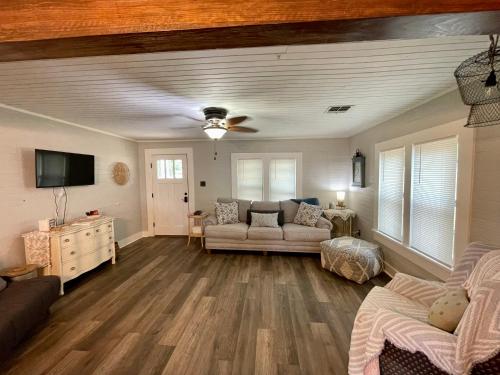 Una sala de estar con un sofá y un televisor. en The Pelicans Nest, en Farmerville