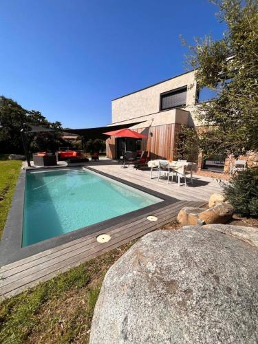 une piscine dans l'arrière-cour d'une maison dans l'établissement VILLA MARINA - 5chb - piscine - plage à pied, à Lecci