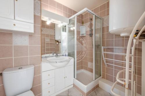une salle de bain avec toilettes, lavabo et douche dans l'établissement As21522 - P2 climatisé avec belle vue sur la Mer avec piscine et parking privé, au Grau-du-Roi