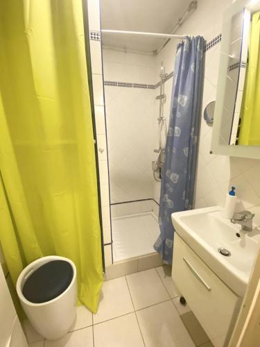 une salle de bain avec une douche, des toilettes et un lavabo dans l'établissement AS21515 - Studio cabine avec joli jardin et parking privé, au Grau-du-Roi