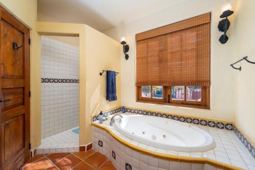 Koupelna v ubytování CASA DE ALOHA cozy 2-bedroom, 2 bathrooms Home