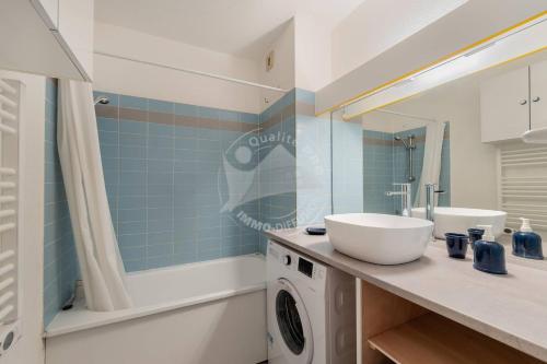 une salle de bain avec un lavabo et une machine à laver dans l'établissement AS21491 - P3 Cabine en bord de mer avec vue mer latérale, au Grau-du-Roi