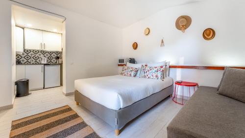 Açoteias Studio with Pool by LovelyStay