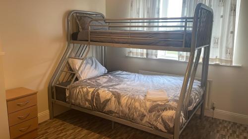 a bunk bed in a room with a bunk bedutenewayangering at ROOM Airport in Dublin