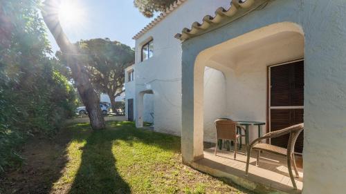 Açoteias Studio with Pool by LovelyStay