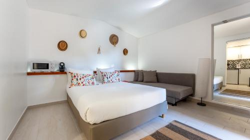 Açoteias Studio with Pool by LovelyStay