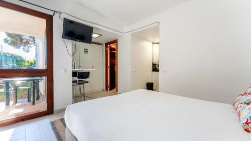 Açoteias Studio with Pool by LovelyStay