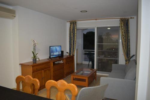 Μια τηλεόραση ή/και κέντρο ψυχαγωγίας στο Atico duplex a 150 m de la playa