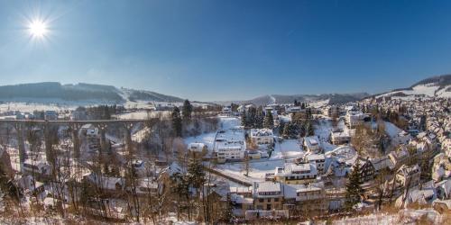 una vista aérea de una ciudad en la nieve en Kurmittelhaus Wagner, en Willingen