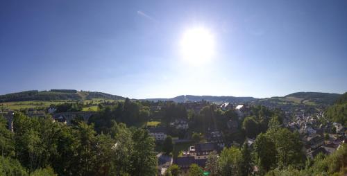 Blick auf eine kleine Stadt in den Hügeln in der Unterkunft Kurmittelhaus Wagner in Willingen