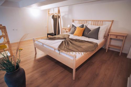 Ένα ή περισσότερα κρεβάτια σε δωμάτιο στο Chic Duplex in Historic Center & Netflix