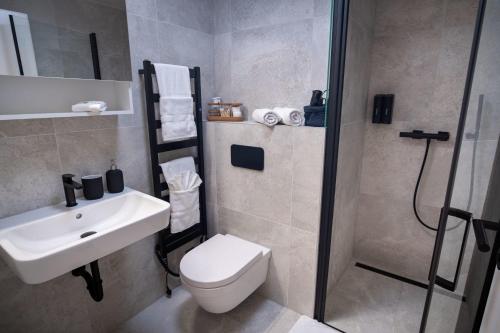 Ένα μπάνιο στο Chic Duplex in Historic Center & Netflix