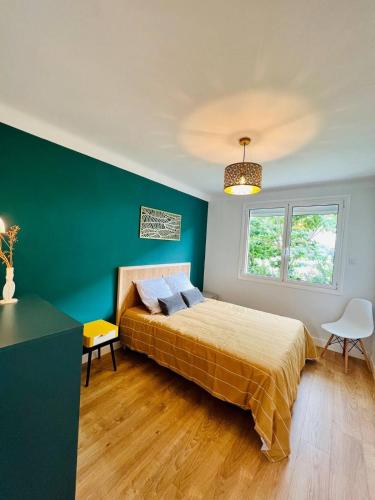 une chambre avec un lit et un mur végétal dans l'établissement Maison de vacances à Argelès-Gazost, à Argelès-Gazost