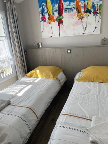 deux lits côte à côte dans une pièce dans l'établissement Belle maison dans résidence avec piscine, à La Flotte