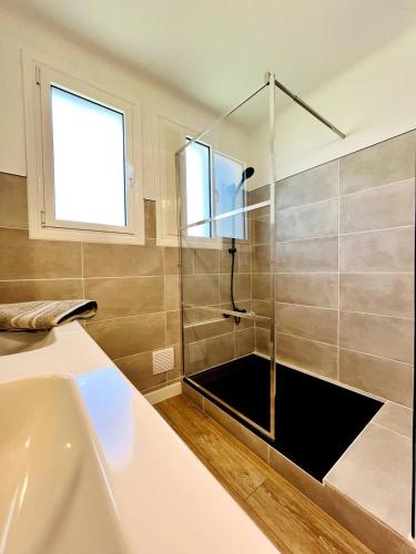 une salle de bain avec douche et baignoire dans l'établissement Maison de vacances à Argelès-Gazost, à Argelès-Gazost