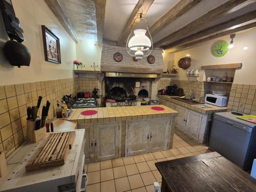 une grande cuisine avec une grande cheminée dans l'établissement BIG House near Beauval and Castle - Privatisation Domaine du Moulin Neuf, à Nouans-les-Fontaines