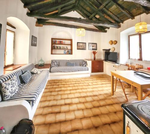 Maison confortable à Rogliano avec terrasse et jardin