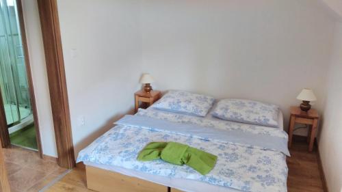 Un pat sau paturi într-o cameră la Apartmány Podkovička