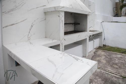 a room with white marble walls and white shelves at Villa Alfredo in Veracruz