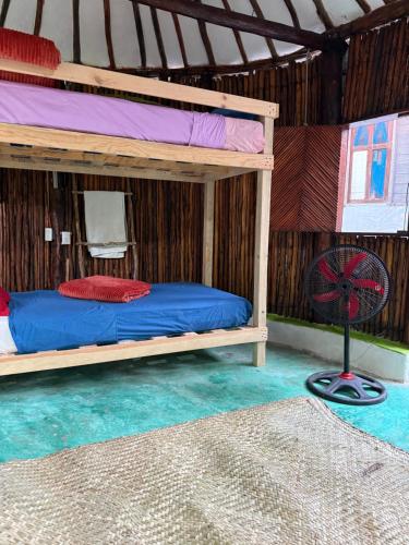 トゥルムにあるTree House Tulumのベッドルーム1室(二段ベッド2台、ファン付)