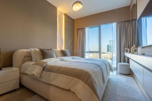 迪拜Downtown Luxury - Magnificent Burj Khalifa & Fountain Views - Walking Distance to Dubai Mall的一间带大床和大窗户的卧室