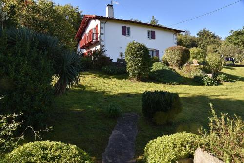 a small white house with a grass yard at Maison Ascain 10 personnes au pied de la Rhune, proche St Jean de Luz in Ascain
