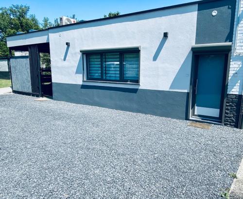 a building with a window on the side of it at Loft de Waroux in Awans