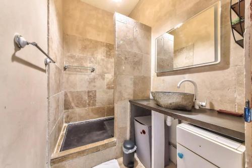 une salle de bain avec un lavabo et une douche dans l'établissement Apartment Cosy Centre 3 pers, à Marseille