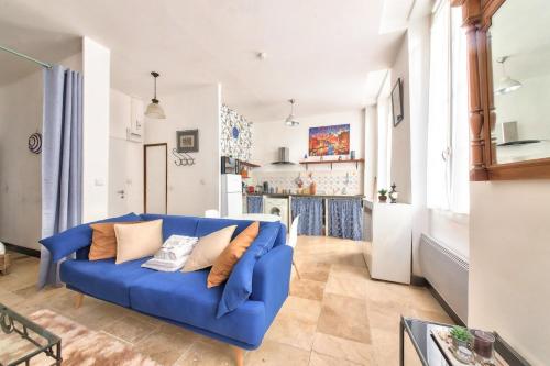 - un canapé bleu dans un salon avec une cuisine dans l'établissement Apartment Cosy Centre 3 pers, à Marseille