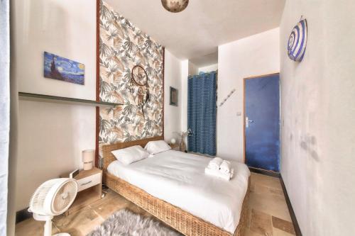- une petite chambre avec un lit et un mur dans l'établissement Apartment Cosy Centre 3 pers, à Marseille